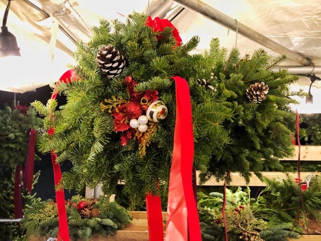 Kissing Balls & Wreaths service photo