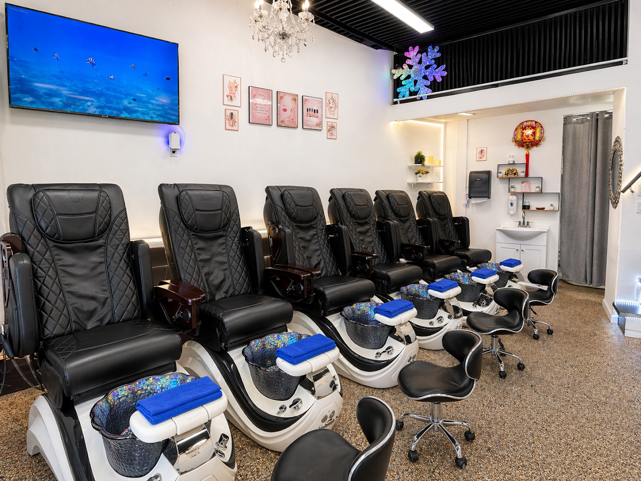 Inside OHANA GLOW NAILS in Honolulu